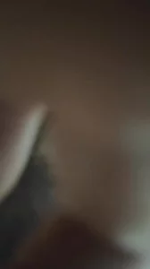 先被熟女用假鸡巴插，后来用真鸡巴插熟女