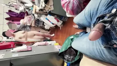 刺激！在服装店当着裁缝阿姨的面和男友操逼边操还边跟阿姨聊天